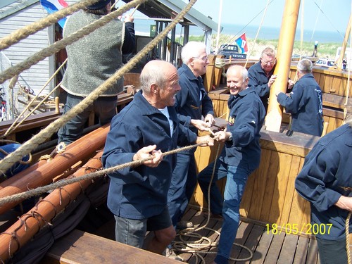 de mast wordt omhoog getrokken