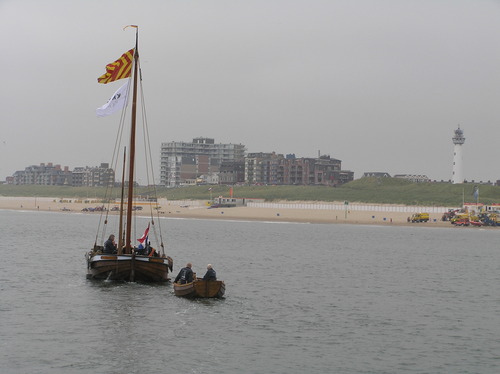 Bijbootje op sleeptouw