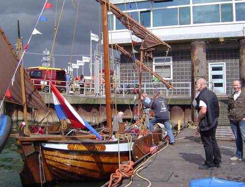 aan de steiger bij de KNRM