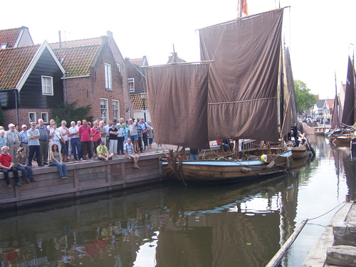 Kijken naar de botter die op de helling wordt getrokken