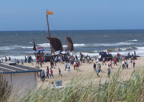 De "Claes Teunisz." op het strand tijdens de visserijdag