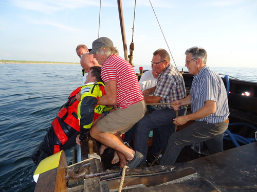 Een "drenkeling" wordt aan boord gehesen